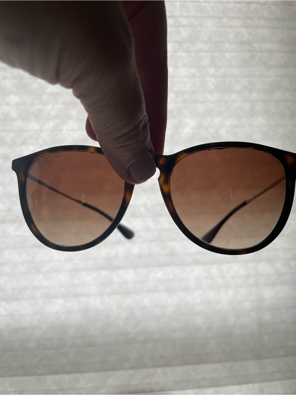 Ray-Ban Women's Erika RB4171 Classic Tortoiseshell Round Sunglasses - Picture 3 of 3